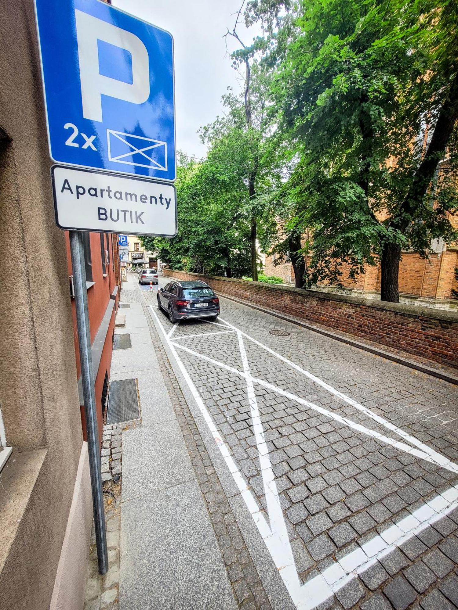 Butik Apartamenty Old Town Torun - Parking Bagian luar foto